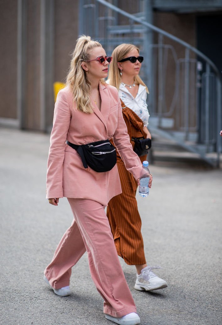 穿西裤配白波鞋时,须留意裤脚长至鞋面最为自然